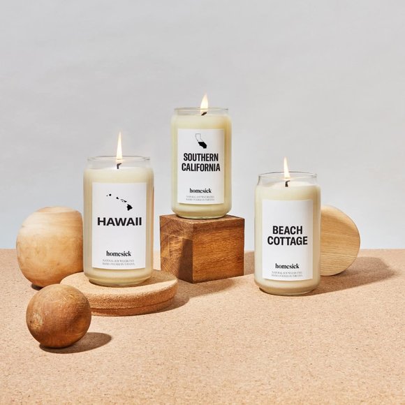 Homesick Premium Scented Candle - Beach Cottage - Picture 4 of 6